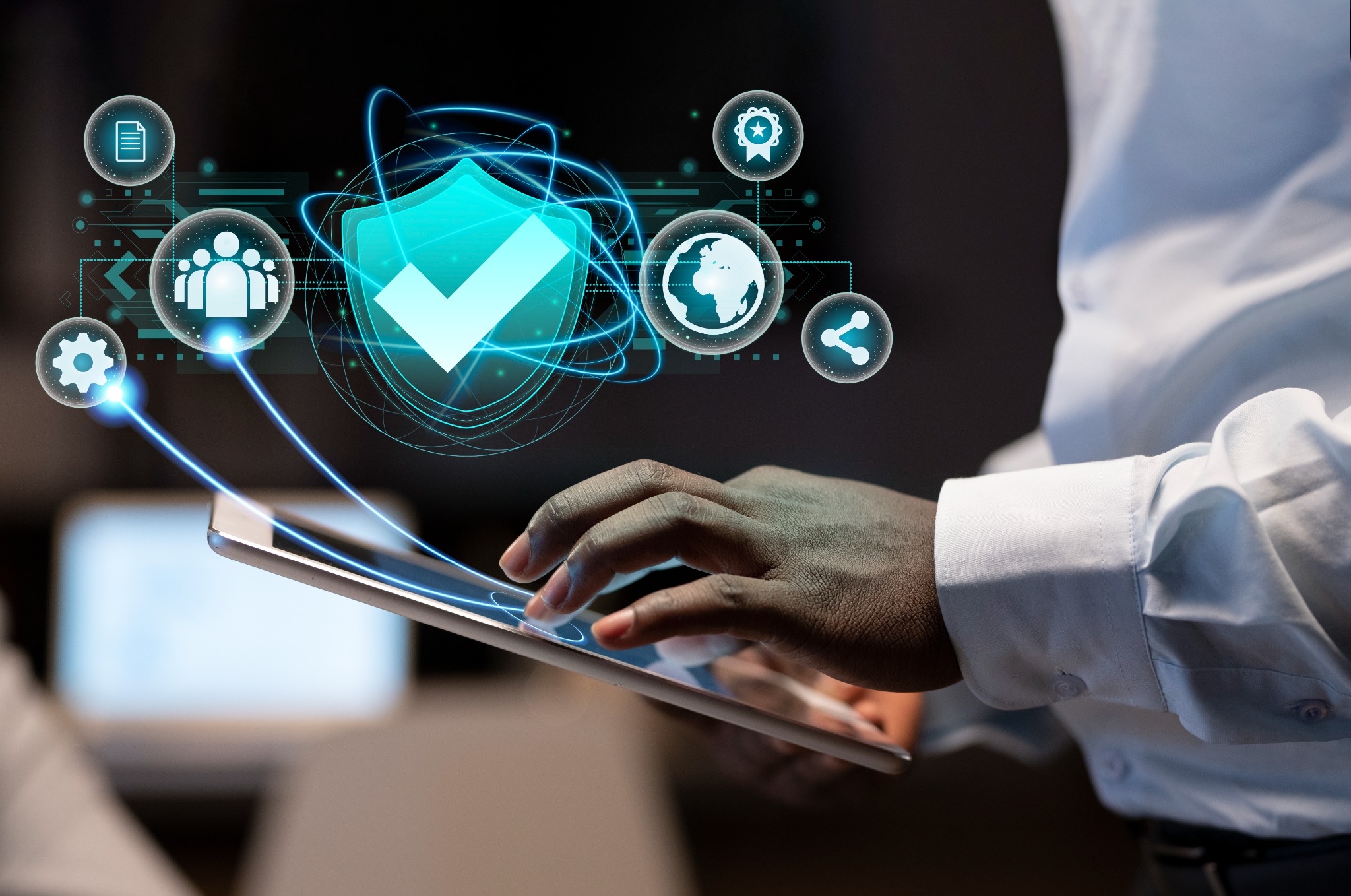 Profesional trabajando con herramientas digitales de protección